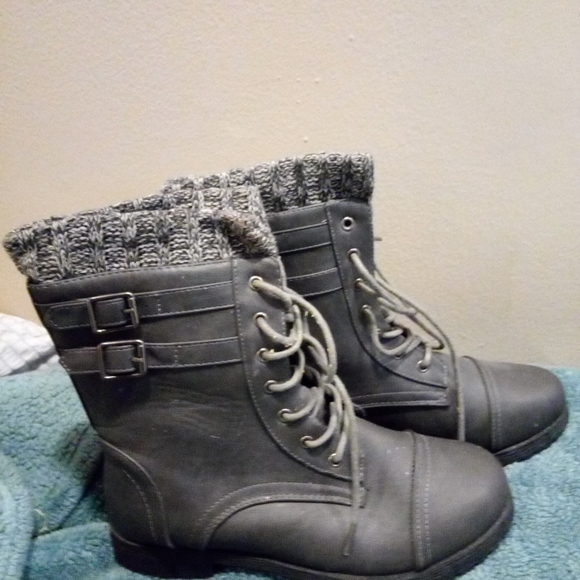 72-5) Arden womens combat boots. NWOT - Picture 2 of 5
